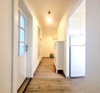 Príjemný a priestranný 3-izbový byt | 83 m² |  - Chodba v 3-izbovom byte s podlahou s dreveným dekorom a bielymi stenami.