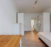 Príjemný a priestranný 3-izbový byt | 83 m² |  - Spálňa s bielym nábytkom a podlahou s dreveným dekorom v 3-izbovom byte.