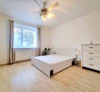 Príjemný a priestranný 3-izbový byt | 83 m² |  - Svetlá spálňa so stropným ventilátorom a podlahou s dreveným dekorom v 3-izbovom byte.
