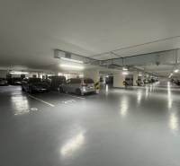 PREDAJ, parkovacie miesto v podzemnej garáži v rezidenci ALBELLI - Parkovisko v garáži s autami, osvetlenie a priestranné parkovacie miesta.