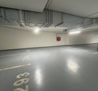 PREDAJ, parkovacie miesto v podzemnej garáži v rezidenci ALBELLI - Parkovacia hala v garážach s očíslovanými miestami a modernou ventiláciou.