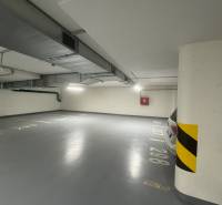 PREDAJ, parkovacie miesto v podzemnej garáži v rezidenci ALBELLI - Vnútorné parkovacie miesta v garážach s označením a stĺpikmi.