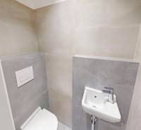 Nový, ešte neobývaný 1,5-izbový byt, parkovanie, Metropolis, Bottova - Kúpeľňa s toaletou a umývadlom v 2-izbovom byte s jednoduchým dizajnom.