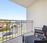 Na prenájom 2-izb. byt s terasou, Dun. Streda -Florida - Balkón s posedením a výhľadom na ulice 4-izbového bytu v Dunajskej Strede.