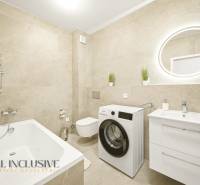 Na prenájom 2-izb. byt s terasou, Dun. Streda -Florida - Kúpeľňa so sprchou, práčkou a umývadlom v 4-izbovom byte s béžovým obkladom.