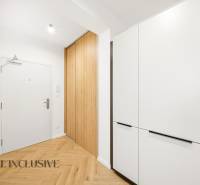 Na prenájom 2-izb. byt s terasou, Dun. Streda -Florida - Vstupná chodba v 4-izbovom byte s podlahou s dreveným dekorom a vstavanými skriňami.