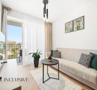 Na prenájom 2-izb. byt s terasou, Dun. Streda -Florida - Obývacia izba v 4-izbovom byte s balkónom, pohovkou a podlahou s dreveným dekorom.