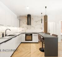 Na prenájom 2-izb. byt s terasou, Dun. Streda -Florida - Kuchyňa s pultom a podlahou s dreveným dekorom v 4-izbovom byte.