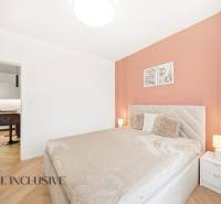 Na prenájom 2-izb. byt s terasou, Dun. Streda -Florida - Spálňa v 4-izbovom byte s podlahou s dreveným dekorom a teplými tónmi.