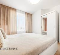 Na prenájom 2-izb. byt s terasou, Dun. Streda -Florida - Svetlá spálňa v 4-izbovom byte s bielou skriňou a závesmi.