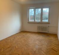 2 IZBOVÝ BYT, KOŠICE – ŠIRŠIE CENTRUM - Izba v 2-izbovom byte s podlahou s dreveným dekorom a veľkým oknom.