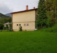 PREDAJ – Rodinný dom s druhou samostatnou stavbou, garážou  - Rodinný dom v Blatnici na ulici Blatnica obklopený zeleňou a stromami, v pozadí hory.