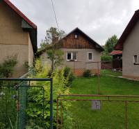 PREDAJ – Rodinný dom s druhou samostatnou stavbou, garážou  - Rodinný dom v Blatnici, Blatnica, s predzáhradkou a susednými budovami.