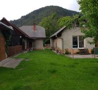 PREDAJ – Rodinný dom s druhou samostatnou stavbou, garážou  - Rodinný dom v Blatnici na ulici Blatnica obklopený zeleňou s výhľadom na les.