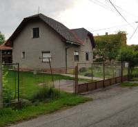 PREDAJ – Rodinný dom s druhou samostatnou stavbou, garážou  - Rodinný dom na ulici Blatnica v meste Blatnica s jednoduchou záhradou a kovovým plotom.