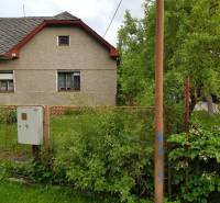 PREDAJ – Rodinný dom s druhou samostatnou stavbou, garážou  - Rodinný dom v Blatnici na ulici Blatnica obklopený zeleňou a plotom.