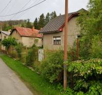 PREDAJ – Rodinný dom s druhou samostatnou stavbou, garážou  - Rodinný dom na ulici Blatnica v Blatnici, obklopený zeleňou a plotom.