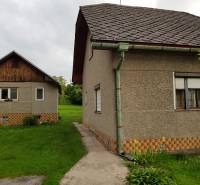 PREDAJ – Rodinný dom s druhou samostatnou stavbou, garážou  - Rodinný dom v Blatnici na ulici Blatnica s dvomi stavbami a zeleným trávnikom.