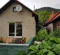 PREDAJ – Rodinný dom s druhou samostatnou stavbou, garážou  - Rodinný dom v Blatnici na Blatnici s drevenými prvkami a záhradou v obklopení zelene.