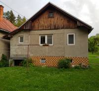 PREDAJ – Rodinný dom s druhou samostatnou stavbou, garážou  - Rodinný dom na ulici Blatnica v Blatnici s trávnikom a drevenými detailmi.