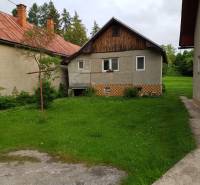 PREDAJ – Rodinný dom s druhou samostatnou stavbou, garážou  - Rodinný dom v Blatnici s predzáhradkou a tehlovou strechou, obklopený zelenou trávou.