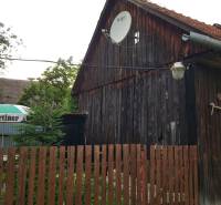 PREDAJ – Rodinný dom s druhou samostatnou stavbou, garážou  - Drevený rodinný dom na ulici Blatnica v Blatnici so satelitnou anténou a lampou.