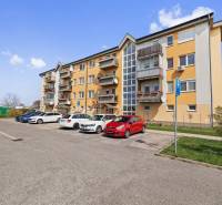 Veľký 2-izbový byt so súkromnou záhradou a balkónom – Most pri BA - Obytná budova s balkónmi a parkoviskom na ulici M. R. Štefánika v Moste pri Bratislave.