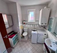 Štýlový 1 izbový byt v Piešťanoch s balkónom, vo výbornej lokalite - Kúpeľňa obsahuje práčku, skrinky, WC a umývadlo, vhodná pre a 1-izbový byt.