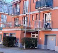 Štýlový 1 izbový byt v Piešťanoch s balkónom, vo výbornej lokalite - Obrázok zachytáva exteriér bytového domu s balkónmi a garážami v 1-izbovom byte.