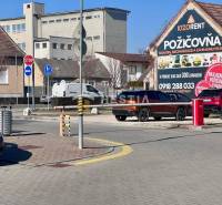 Štýlový 1 izbový byt v Piešťanoch s balkónom, vo výbornej lokalite - Ulica v meste s autami, cyklotrasou a budovou Požičovne náradia, 1-izbový byt nespomenutý.