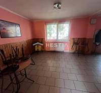 Na predaj rodinný dom, gastro prevádzka – Senica, Robotnícka ulica - Gastro priestory s dlažbou, ružovými stenami a stohovaným nábytkom.