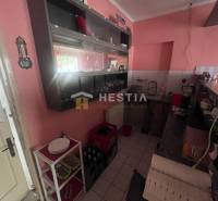 Na predaj rodinný dom, gastro prevádzka – Senica, Robotnícka ulica - Kuchynský kút v gastro priestoroch s pultom, policami a vybavením.