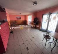 Na predaj rodinný dom, gastro prevádzka – Senica, Robotnícka ulica - Kaviareň s tehlovou stenou a prázdnymi stoličkami, gastro priestory.