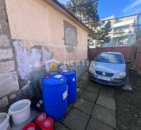 Na predaj rodinný dom, gastro prevádzka – Senica, Robotnícka ulica - Auto vedľa budovy so sudmi v gastro priestoroch v Senici.
