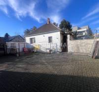 Na predaj rodinný dom, gastro prevádzka – Senica, Robotnícka ulica - Dvorný exteriér s betónovou dlažbou a rodinným domom v meste Senica, predstavený ako gastro priestory.