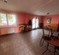 Na predaj rodinný dom, gastro prevádzka – Senica, Robotnícka ulica - Gastro priestory s tehlovou podlahou, dreveným dekorom na stenách a stolmi.