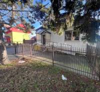 Na predaj rodinný dom, gastro prevádzka – Senica, Robotnícka ulica - Starší dom obklopený plotom a stromami blízko gastro priestorov v Senici.