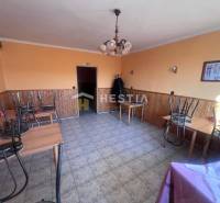 Na predaj rodinný dom, gastro prevádzka – Senica, Robotnícka ulica - Oranžovo ladené gastro priestory s kachličkovou podlahou, stoly s obrátenými stoličkami.