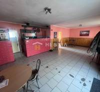 Na predaj rodinný dom, gastro prevádzka – Senica, Robotnícka ulica - Interiér gastro priestoru s červeným tehlovým pultom a ružovými stenami.