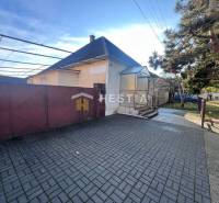 Na predaj rodinný dom, gastro prevádzka – Senica, Robotnícka ulica - Rodinný dom so záhradou v Senici, veľká vstupná brána, vydláždený dvor, strom.