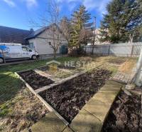 Na predaj rodinný dom, gastro prevádzka – Senica, Robotnícka ulica - Záhrada pri dome v Gastropriestoroch v Senici s voľnými záhonmi a dodávkou.