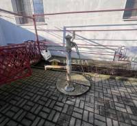 Na predaj rodinný dom, gastro prevádzka – Senica, Robotnícka ulica - Vodná pumpa na betónovej dlažbe pri budove v Gastropriestoroch v Senici.