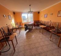 Na predaj rodinný dom, gastro prevádzka – Senica, Robotnícka ulica - Gastro priestory s dlažbou, stoličky na stoloch, oranžové steny a okno do dvora.