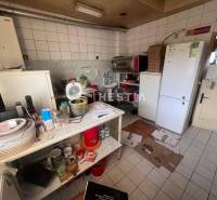 Na predaj rodinný dom, gastro prevádzka – Senica, Robotnícka ulica - Kuchyňa s gastro priestormi, biela dlažba, zásobníky, kuchynské potreby, ventilátor, chladničky.
