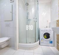 REZERVOVANÉ_Zariadený 1 izb. byt s balkónom - Nitra, Klokočina - Kúpeľňa v 1-izbovom byte s práčkou, sprchovacím kútom a keramickými kachličkami.