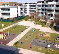 Predaj 3-izbový byt s terasou 20m2, parkovanie, Dunajská Lužná - Bytové domy s detským ihriskom na Orechovej ulici v Dunajskej Lužnej.