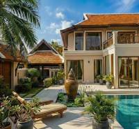 ŠTÝLOVÁ BOHO VILA S PRÉMIOVÝM DIZAJNOM – PATTAYA - Vila v Pattayi s bazénom, dreveným dekórom a záhradou s palmami a ležadlami.