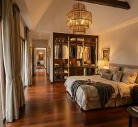 ŠTÝLOVÁ BOHO VILA S PRÉMIOVÝM DIZAJNOM – PATTAYA - Štýlová spálňa vo vile s podlahou s dreveným dekorom a otvoreným šatníkom.