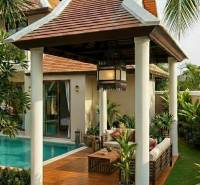 ŠTÝLOVÁ BOHO VILA S PRÉMIOVÝM DIZAJNOM – PATTAYA - Vila v Pattayi s bazénom a terasou s podlahou s dreveným dekorom.