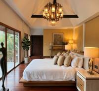 ŠTÝLOVÁ BOHO VILA S PRÉMIOVÝM DIZAJNOM – PATTAYA - Luxusná spálňa vo vile s podlahou s dreveným dekorom a veľkými oknami.